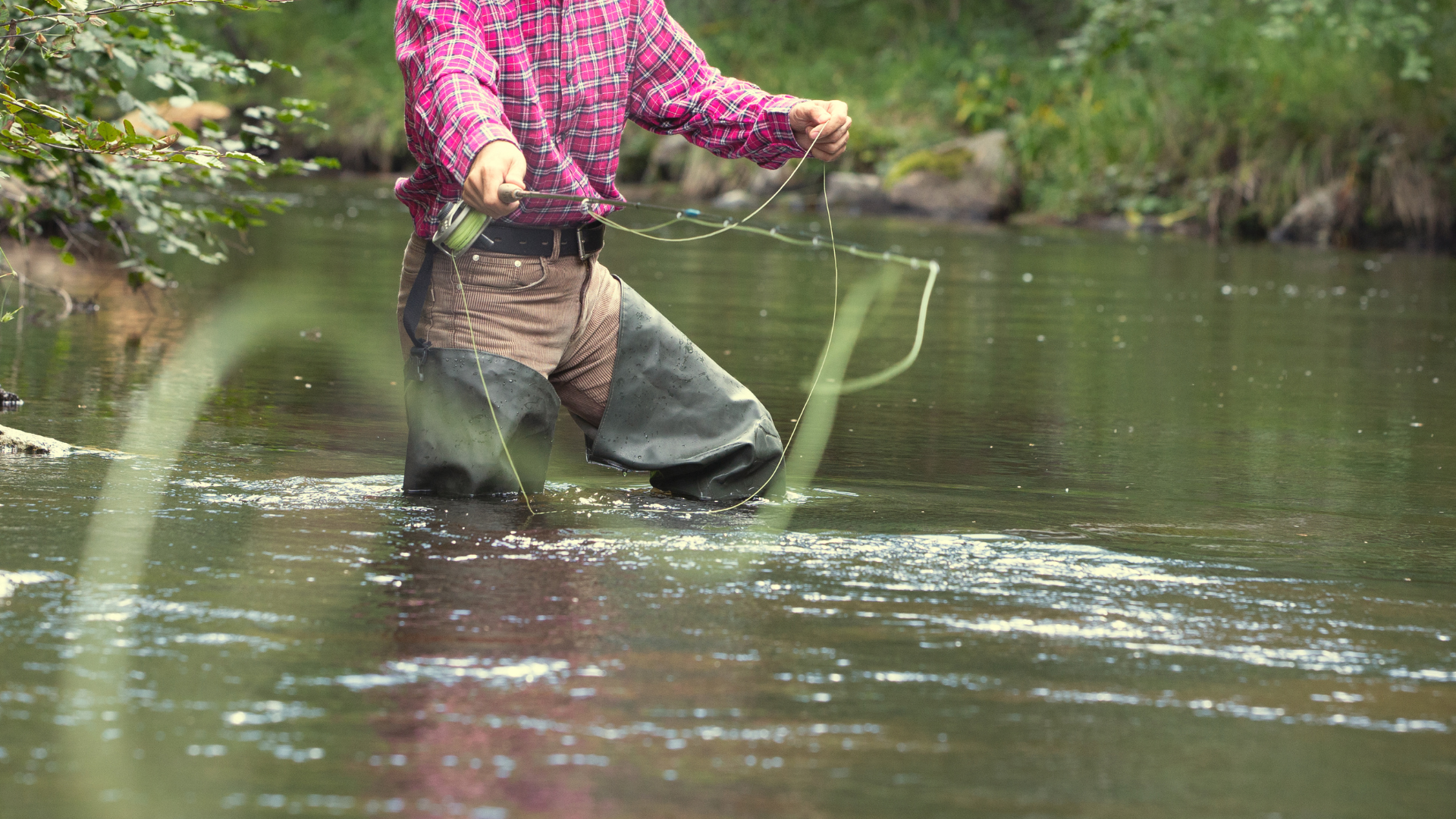 a mn roll casting in a tight stream in colorado